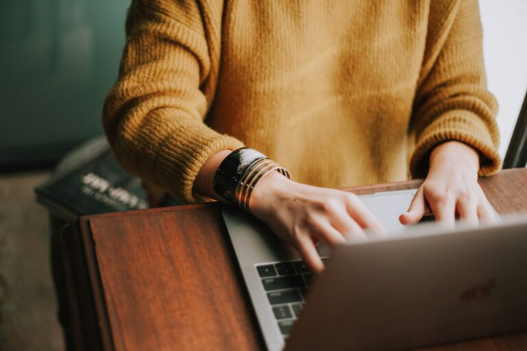 Persoon typt op laptop aan bureau