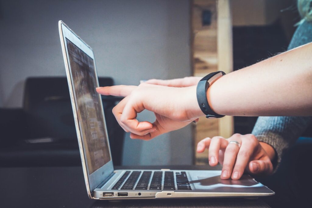 Man werkt aan laptop op kantoor