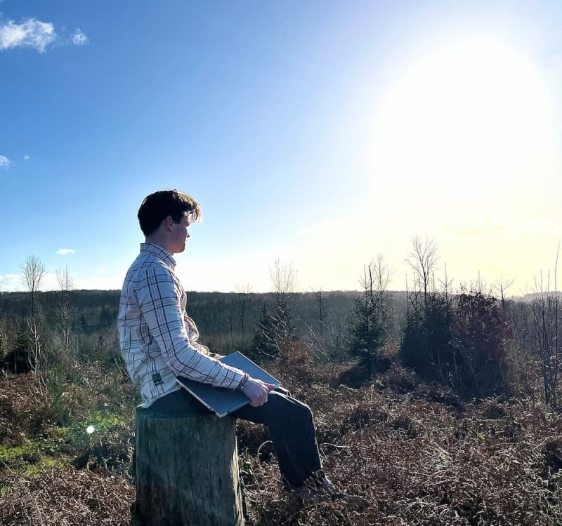 Foto Max op boomstronk voor duurzaamheid (1)